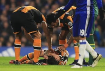 Ryan Mason recibió un fuerte golpe en la cabeza de Cahill que lo dejó en el hospital y con fractura de cráneo 