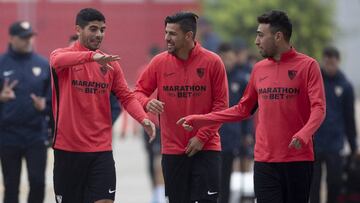 Banega, Nolito y Munir charlan amistosamente durante un paseo.