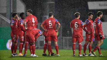 Los jugadores del Bayern, cabizbajos, durante la tanda de penaltis ante el Kiel en la Pokal el pasado miércoles.