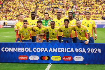 Alineación de Colombia para el debut en Copa América: Camilo Vargas, Daniel Muñoz, Dávinson Sánchez, Jhon Lucumí, Johan Mojica; Richard Ríos, Jefferson Lerma, Jhon Arias, James Rodríguez, Luis Díaz y Rafael Santos Borré.