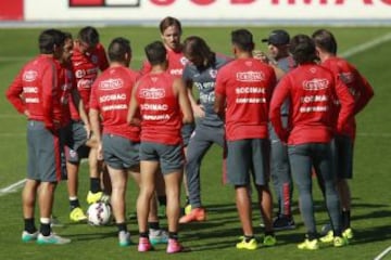 La selección chilena entrenó ante los hinchas en el Estadio Nacional, iniciativa para ayudar a Tocopilla.