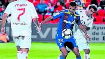 <b>ACOSO. </b>Iriome controla la pelota ante tres jugadores del Numancia, que presionó gracias a su superioridad numérica pero sin éxito.