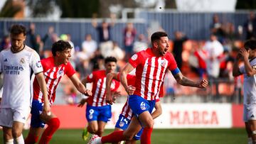 Mariano G¨®mez celebra su gol con el Atleti B al Real Madrid Castilla.