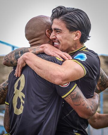 Crisro se abraza con Nsue tras el gol del mallorqiuín al Melilla,.
