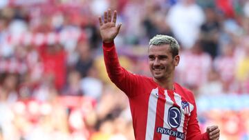 Atletico Madrid's French forward Antoine Griezmann celebrates victory at the end of the Spanish league football match between Club Atletico de Madrid and Real Sociedad at the Wanda Metropolitano stadium in Madrid on October 8, 2023. Atletico won 2-1. (Photo by Pierre-Philippe MARCOU / AFP)