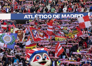 Seguidores rojiblancos arengando a su equipo antes del inicio del encuentro.