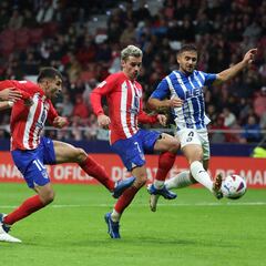 MADRID, 29/10/2023.- Los jugadores del Atlético de Madrid, el argentino Ángel Correa (2i) y el francés Antoine Griezmann (2d), intentan rematar ante los defensores del Alavés, el marroquí Abdel Abqar (i) y el serbio Aleksander Sedlar, durante el encuentro correspondiente a la jornada once de primera división que disputan hoy domingo en el estadio Metropolitano, en Madrid. EFE / Kiko Huesca.