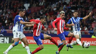 MADRID, 29/10/2023.- Los jugadores del Atlético de Madrid, el argentino Ángel Correa (2i) y el francés Antoine Griezmann (2d), intentan rematar ante los defensores del Alavés, el marroquí Abdel Abqar (i) y el serbio Aleksander Sedlar, durante el encuentro correspondiente a la jornada once de primera división que disputan hoy domingo en el estadio Metropolitano, en Madrid. EFE / Kiko Huesca.