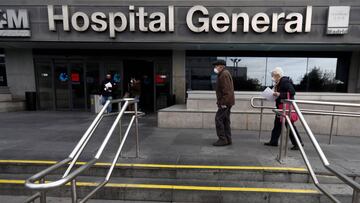 Dos personas mayores acuden al hospital por el coronavirus.