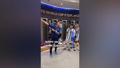 Scaloni pide la copa a los jugadores para tomarse una foto y lo que pasa es inesperado