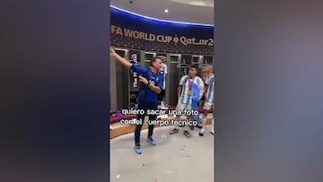 Scaloni pide la copa a los jugadores para tomarse una foto y lo que pasa es inesperado