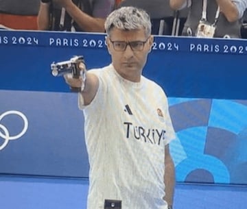 Yusuf Dikec, durante la prueba de tiro con pistola de aire comprimido de 10 metros.