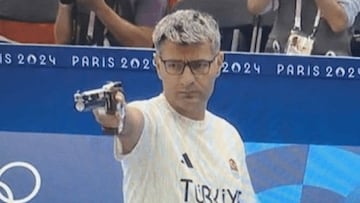 The athlete has become a sensation for his particular way of shooting the pistol at the Paris 2024 Olympic Games.