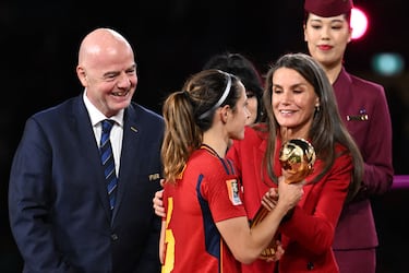 La reina Letizia entrega a Aitana Bonmatí la Copa del Mundo. 
 
