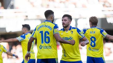 Chris Ramos celebra su segundo gol frente al Cartagena junto a Víctor Chust.