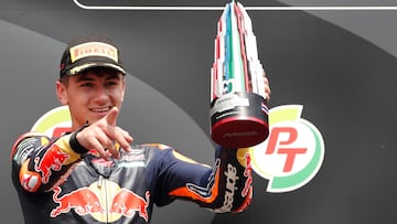 Álvaro Carpe, en el podio de Moto3 en Tailandia.
