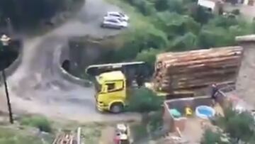 Increíble maniobra de conductor en difícil curva es viral