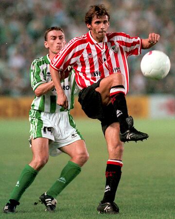 Defendi車 los colores del Osasuna entre 1987 y 1991. Jug車 con el Athletic Club desde 1998 hasta 2001.