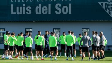 SEVILLA, 26/10/2024.- El entrenador del Betis, el chileno Manuel Pellegrini (dcha), ha dirigido el entrenamiento del equipo de cara al encuentro ante el Atlético de Madrid mañana en el estadio Benito Villamarín. EFE/ David Arjona