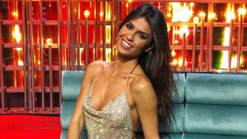 Sofía Suescun posando sonriente en un sillón de un plató de televisión.