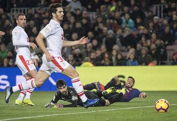 El jugador del Barcelona Luis Suárez marca el 1-0 al Eibar. 