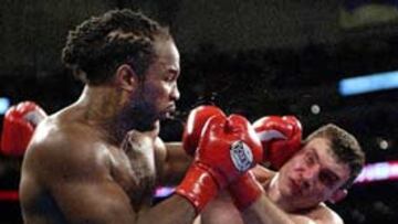 <b>SU ÚLTIMO COMBATE</b>. Lennox Lewis boxeó con Vitali Klitschko en junio de 2003.