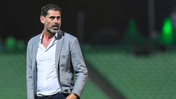 Fernando Hierro previo a un partido de Chivas en el TSM Corona.