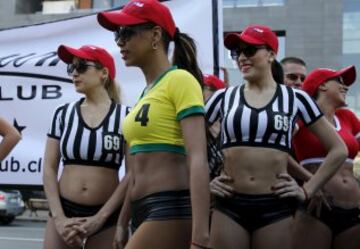 Promotional models wearing soccer jerseys gather after performing as part of promotional activities for the Copa America in Santiago, Chile, June 10, 2015. REUTERS/David Mercado 
COPA AMERICA 2015
GALACTICAS EN LAS CALLES DE SANTIAGO DE CHILE 