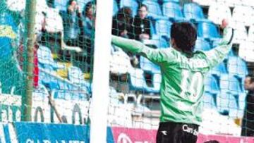 <b>GOL PARA ENMARCAR. </b>Javi Guerrero volvió a marcar en Riazor, en esta ocasión un tanto de vaselina para guardar en la hemeroteca.
