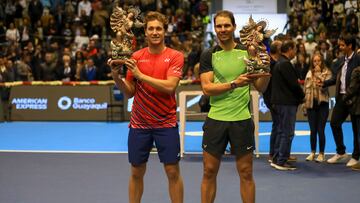 El tenista español Rafal Nadal junto a Casper Ruud alzan a la Virgen de Legarda hoy, durante un partido de exhibición en Quito (Ecuador).