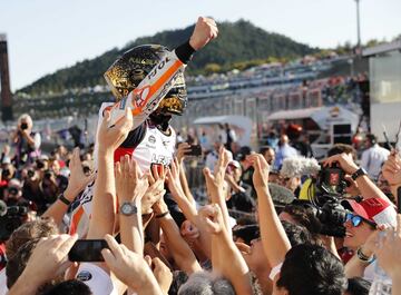 Marc Márquez celebrando su séptimo mundial en motociclismo. 