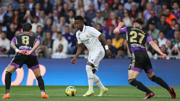 Real Valladolid's Spanish midfielder Ramon Rodriguez 'Monchu' (L) and Real Valladolid's Spanish defender Ivan Fresneda (R) challenge Real Madrid's Brazilian forward Vinicius Junior during the Spanish league football match between Real Madrid CF and Real Valladolid FC at the Santiago Bernabeu stadium in Madrid on April 2, 2023. (Photo by Thomas COEX / AFP)