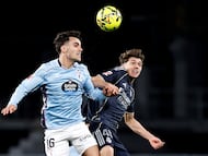 Miguel Román salta con Thiago Pitarch durante el partido entre el Celta y el Real Madrid en Balaídos.
