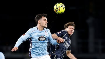 Miguel Román salta con Thiago Pitarch durante el partido entre el Celta y el Real Madrid en Balaídos.