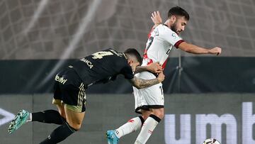 MADRID, 10/11/2022.- El defensa del Celta de Vigo Unai Núñez (i) intenta parar al centrocampista del Rayo Vallecano Unai López durante el partido de Liga que disputan el Rayo Vallecano y el Celta de Vigo este jueves en el estadio de Vallecas, en Madrid. EFE/ Javier Lizon
