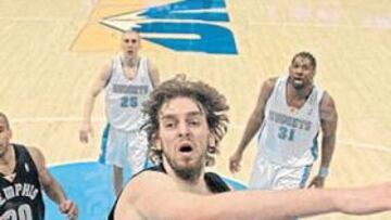 <b>COSAS QUE PASAN EN DENVER. </b>El 'grizzly' Jones y los 'nuggets' Blake y Nené Hilario, petrificados: vuela Gasol en el Pepsi Center de Denver.