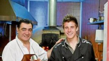 <b>EN CASA PERELA. </b>Aquino visitó el famoso asador de la capital del Segura.