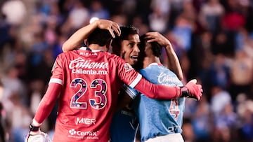 AME2376. CIUDAD DE MÉXICO (MÉXICO), 30/11/2024.- Jugadores de Cruz Azul celebran su pase a semifinales al derrotar a Tijuana este sábado, durante el partido de vuelta de cuartos de final del Torneo Apertura del fútbol mexicano realizado en el Estadio Ciudad de los Deportes en Ciudad de México. EFE/ José Méndez