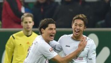 Hiroshi Kiyotake celebra con Miiko Albornoz el 3-2 parcial.
