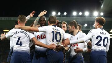 Jugadores del Tottenham Hotspur celebrando uno de los goles en el triunfo sobre Everton por Premier League