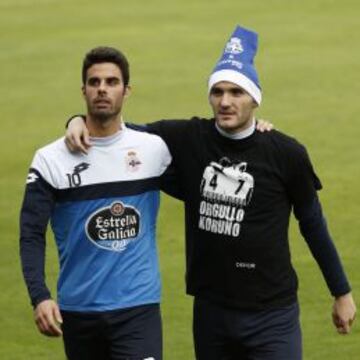 Lucas, que camina junto a Juan Domínguez, lució el gorro de Papá Noel que regalará hoy el Depor en el exterior de Riazor. Será un Boxing Day blanquiazul y solidario, ya que en los puntos de distribución se podrán hacer donaciones a asociaciones benéficas.