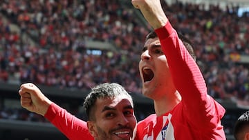 Morata celebra con Correa el tanto que el argentino le hizo al Girona.