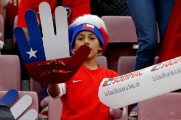 Hinchas de la seleccion chilena asisten al partido valido por las clasificatorias al mundial de Rusia 2018 contra Peru disputado en el estadio Nacional de Santiago, Chile.