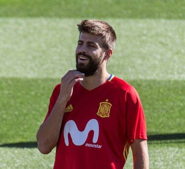 Larrea and Lopetegui stand by Piqué
