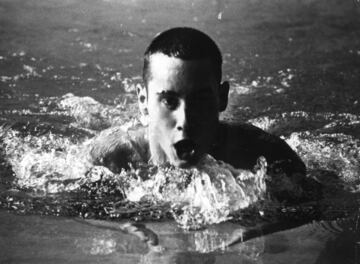 Hijo de un odontólogo zaragozano que se afincó en Estados Unidos, David López Zubero inició la saga de una familia que le dio gloria a la natación española. Siempre compitió con España y en los Juegos Olímpicos de Moscú, en 1980, logró la primera medalla de la natación, un bronce en los 100 mariposa.

Su carrera, desarrollada íntegramente en Estados Unidos, careció de más reconocimientos más allá de sus marcas, aunque luego se encargó de entrenar a su hermano Martín.
