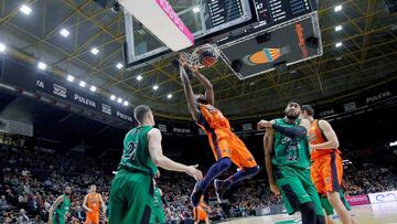 GRAF3273. VALENCIA, 30/12/2017.- El ala p&iacute;vot georgiano del Valencia Basket Will Thomas (c) escesta ante los jugadores del Divina Seguros Joventut Tomasz Gielo (i) y Jerome Jordan (d) durante el partido de la decimocuarta jornada de Liga Endesa que disputan en el pabell&oacute;n municipal Fuente de San Luis. EFE/Miguel &Aacute;ngel Polo