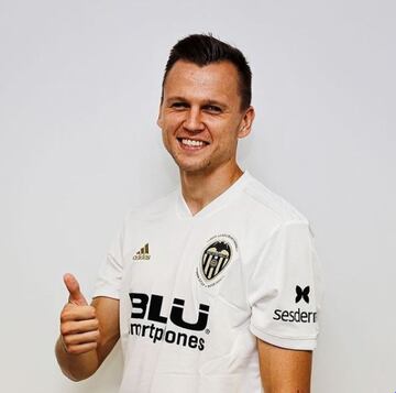 El 14 de agosto de 2018, el Valencia cierra el fichaje de Cheryshev. El futbolista ruso llegará a Mestalla cedido con opción de compra.