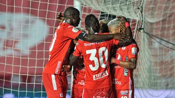 Jugadores de América de Cali en un partido del fútbol colombiano