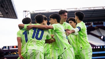 Los juveniles del Barça celebran la victoria ante el Aston Villa.