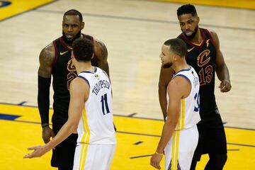 Discusión entre LeBron, Thompson, 'TT' y Curry.